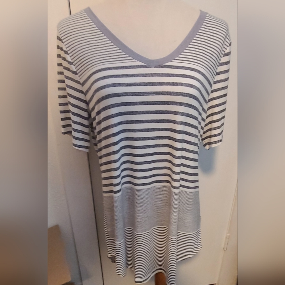Lularoe Top Iris Shirt Medium NWT